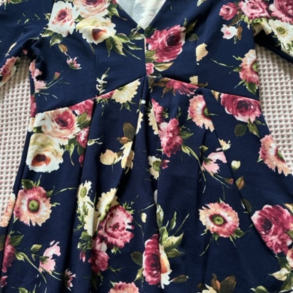 Hello Miz Maternity Top with navy background and flowers size L but more like M